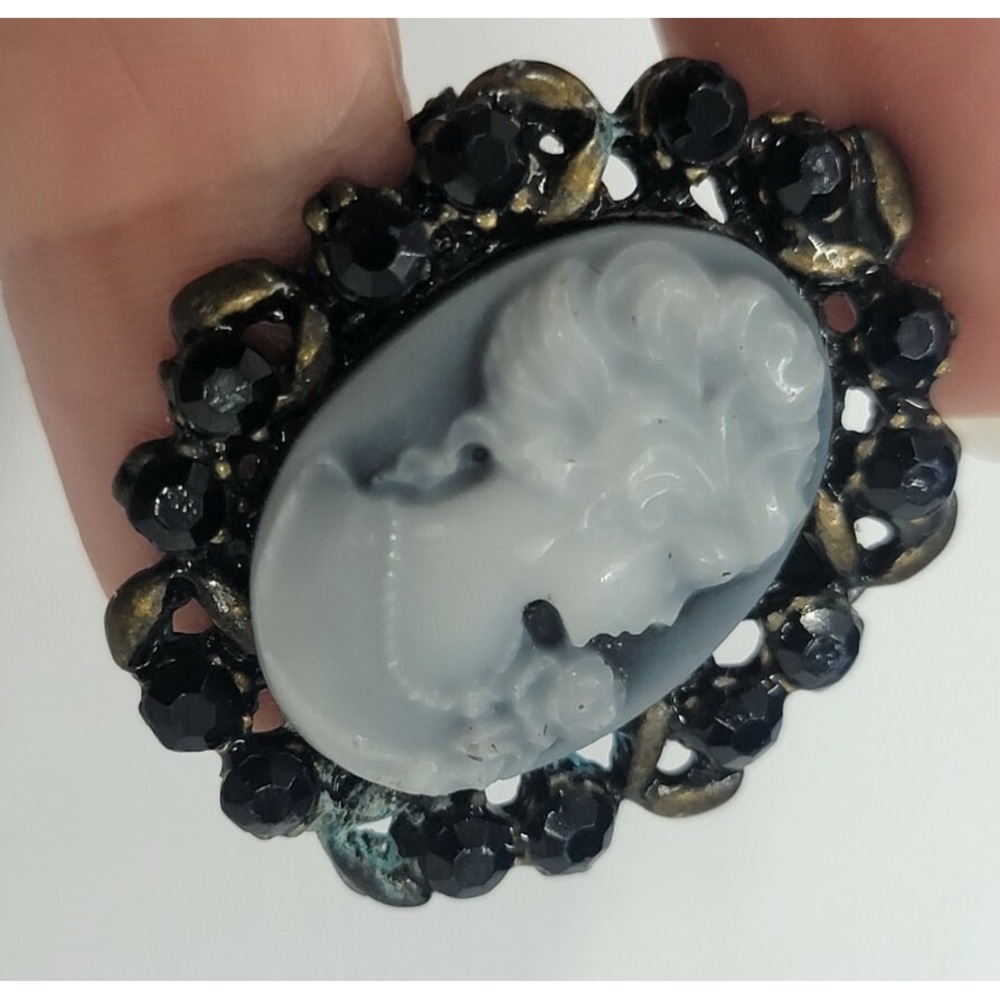 Vintage Blue And White Cameo Brooch Pin With Dark Blue Stones has Damage - Picture 6 of 10